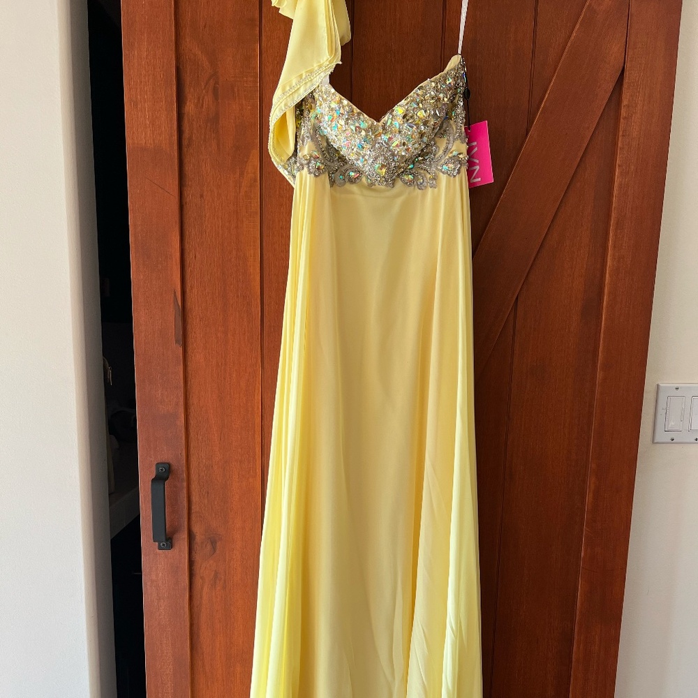 JVN by Jovani gorgeous yellow dress